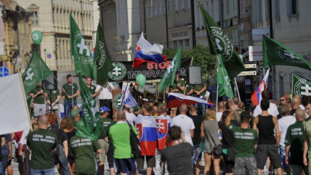 Několik stovek příznivců Lidové strany Naše Slovensko se sešlo na náměstí v Trnavě, aby protestovali proti přijímání imigrantů