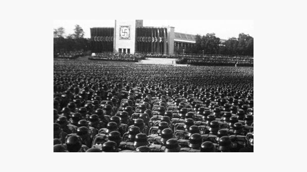 Němečtí vojáci na sjezdu NSDAP v Norimberku v roce 1935