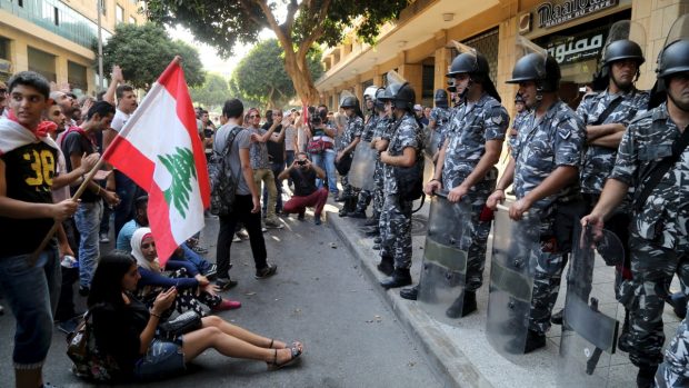 Protesty v Bejrútu před libanonským ministerstvem životního prostředí