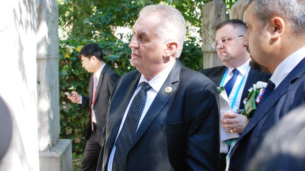 Prezident Miloš Zeman během návštěvy Pekingu uctil památku českého jezuity Karla Slavíčka