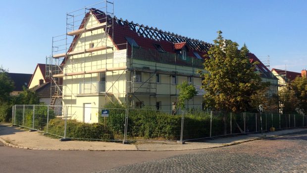 Ubytovnu pro azylanty v Tröglitz v dubnu zapálil neznámý žhář. Snímek ze začátku září