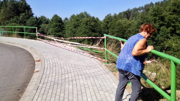 Nebezpečné zatáčce v Uhřínově chybí svodidla