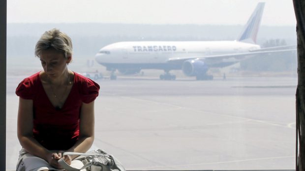 Pasažérka čeká na zpožděný let na letišti Domodědovo v Moskvě