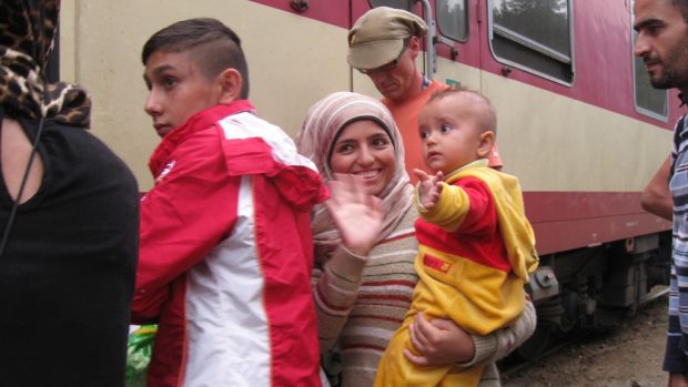 Skupina 50 uprchlíků opustila tábor v Bělé pod Bezdězem. Od policie mají potřebné dokumenty
