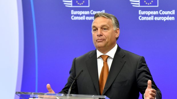 Viktor Orbán v Bruselu řekl, že migranty maďarská vláda pustí dál do Německa