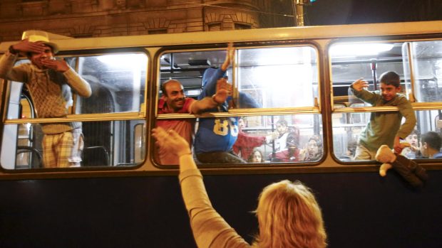 Uprchlíci z maďarského nádraží Keleti nastupují do autobusů, které vypravila maďarská vláda. Mají je odvézt k rakouským hranicím
