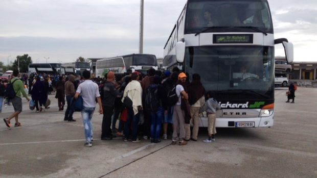 Rakousko převáží migranty, kteří dorazili z Maďarska, pomoci vlaků a autobusů