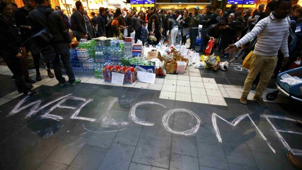 Uvítání čeká na uprchlíky na nádraží ve Frankfurtu nad Mohanem