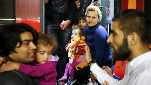 Migranti, kteří do vlaků nastoupili v maďarském Hegyeshalomu, přijíždějí na nádraží ve Vídni