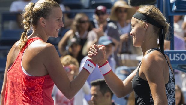 Anna Karolína Schmiedlová (vpravo) gratuluje Petře Kvitové k postupu do osmifinále US Open