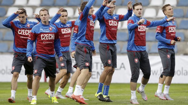 Čeští fotbalisté se rozcvičují v Rize před zápasem s domácím Lotyšskem