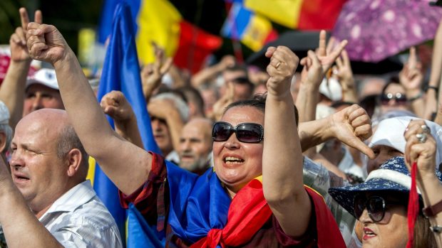 Lidé na demonstraci v Kišiněvu kritizovali rozsáhlou korupci a nedávno odhalené podvody
