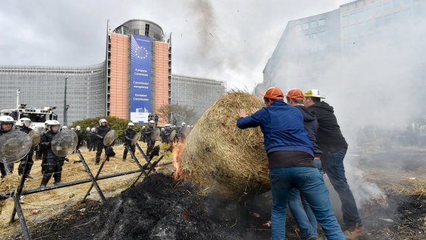 Několik tisíc zemědělců protestuje v Bruselu kvůli nízkým výkupním cenám mléka