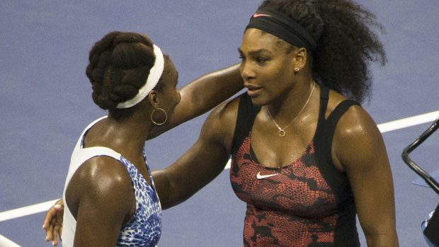 Venus Williamsová (vlevo) gratuluje své sestře Sereně k postupu do semifinále US Open
