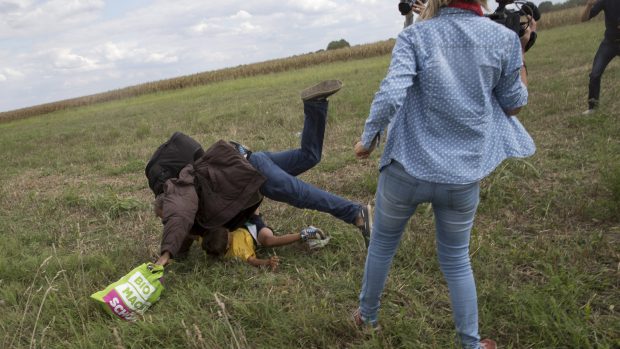 Petra Lászlóová podrazila nohy uprchlíkovi s dítětem, který kolem ní utíkal před maďarskými policisty