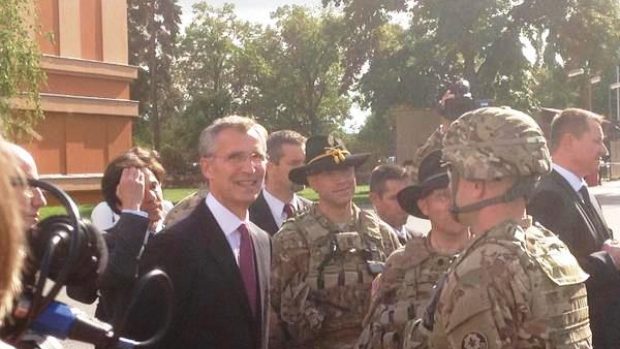 S průzkumnou jednotkou americké armády se v ruzyňských kasárnách setkal generální tajemník NATO Jens Stoltenberg