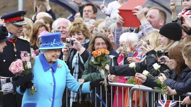 Královnu Alžbětu II. na nádraží nadšeně vítal dav jejích poddaných