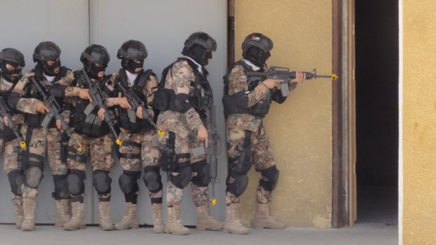 Jordánské ženské komando se chystá k průniku do budovy obsazené ozbrojenci