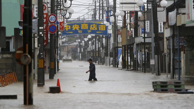Desítky tisíc lidí musely kvůli bleskovým povodním v Japonsku opustit své domovy