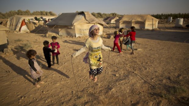 Syrské děti si hrají v uprchlickém táboře v Jordánsku