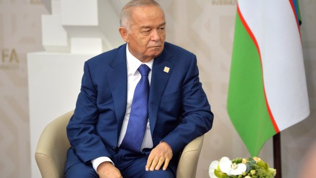 Islam Karimov vládne v Uzbekistánu nepřetržitě od rozpadu Sovětského svazu, vězní své kritiky a odpůrce, manipuluje volbami a každý rok nutí miliony lidí zdarma sbírat bavlnu a veškerý profit ponechat státu