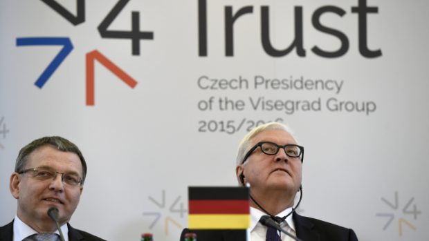 Český ministr zahraničí Lubomír Zaorálek (vlevo) a jeho německý kolega Frank-Walter Steinmeier po jednání ministrů zahraničí visegrádské skupiny o migrační krizi