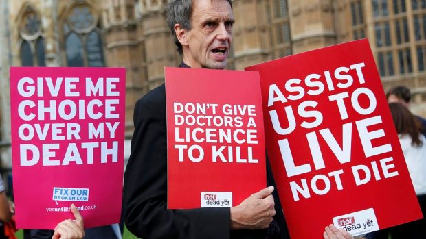Příznivci i odpůrci asistovaného umírání protestovali před londýnským parlamentem