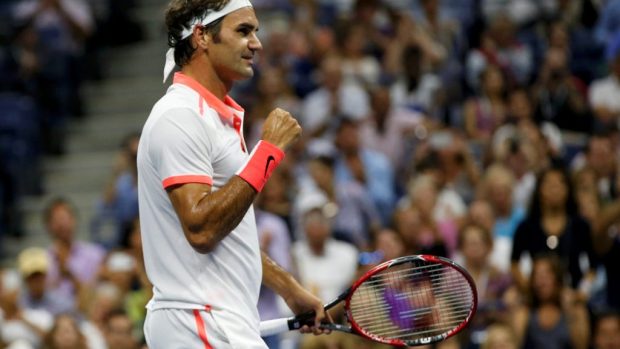Švýcar Roger Federer se raduje z postupu do finále US Open po vítězství nad krajanem Wawrinkou
