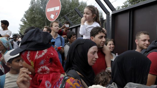 Běženci u vesnice Horgos v Srbsku vyčkávají na vstup do Maďarska