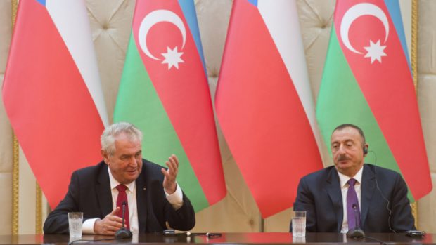 Prezident Miloš Zeman (vlevo) a jeho ázerbájdžánský protějšek Ilham Alijev