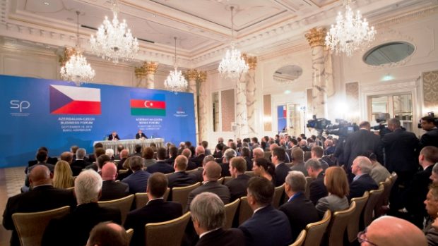 Prezident Miloš Zeman a jeho ázerbájdžánský protějšek Ilham Alijev zahájili v Baku česko-ázerbájdžánský podnikatelský seminář