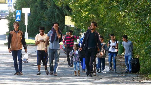 Vlak se v Salzburku zastavil, migranti míří směrem k německému hraničnímu přechodu ve Freilassingu pěšky