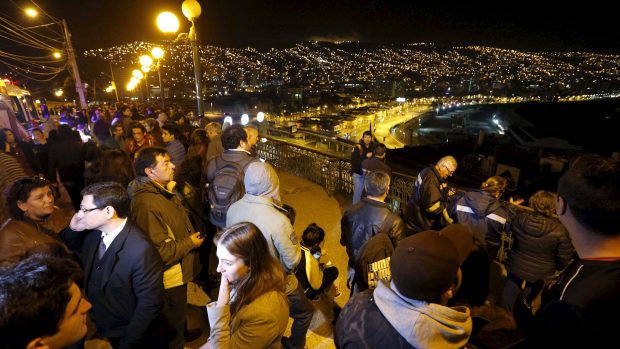 Chilskou metropoli zasáhlo silné zemětřesení. Lidé v panice utíkali na ulice