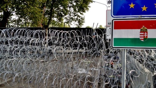 Migranti opouští srbsko-maďarskou hranici