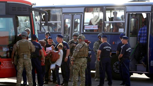 Pod dohledem policistů a vojáků přesedli uprchlíci z chorvatských do maďarských autobusů
