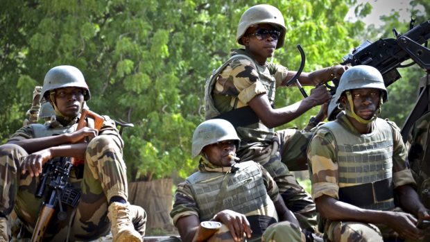 Nigerijští vojáci nasazení ve městě Diffa