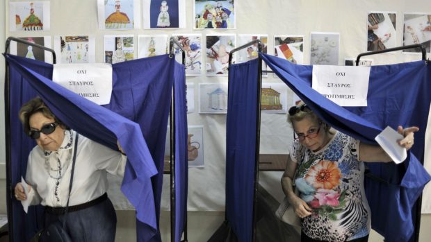 Řekové volí letos už potřetí. Na snímku volební místnost v Aténách