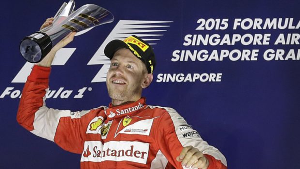 Němec Sebastian Vettel se raduje z vítězství ve Velké ceně Singapuru