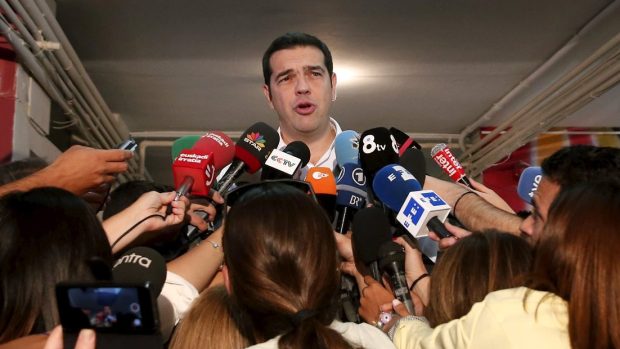 Lídr řecké levicové koalice Syriza Alexis Tsipras hovoří s novináři