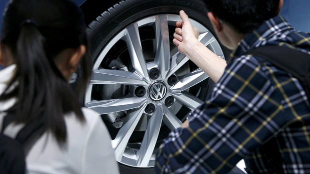 Návštěvníci autosalonu ve Frankfurtu nad Mohanem si prohlížejí detail kola vozu firmy Volkswagen (ilustrační foto)