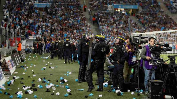 Kvůli výtržnostem fanoušků bylo několikrát přerušeno fotbalové utkání mezi Olympiquem Marseille a Olympiquem Lyon