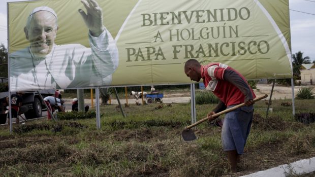 Arnolis Sanchez dokončuje úpravy v kubánském Holguin těsně před návštěvou papeže