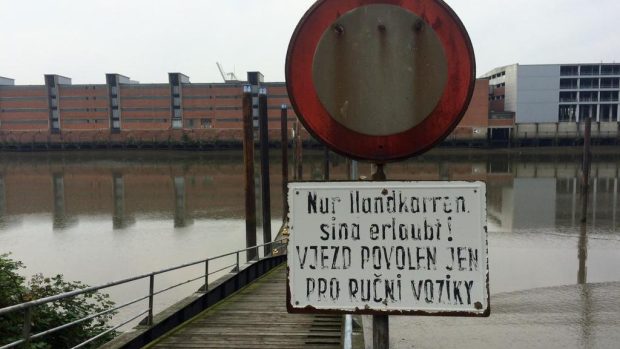 Saalehafen, český přístav v Hamburku. Molo je uzavřeno, protože není bezpečné