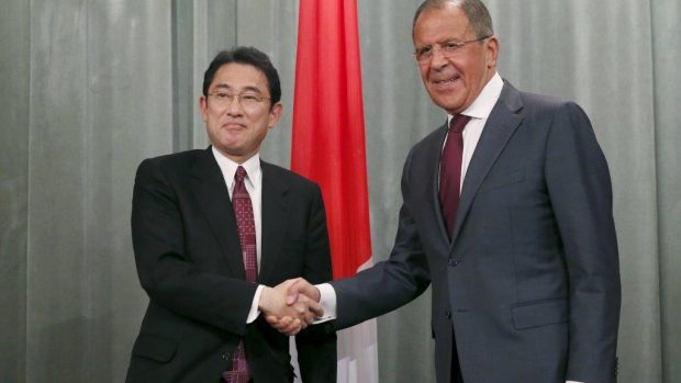Ruský a japonský ministr zahraničí Lavrov a Kisida
