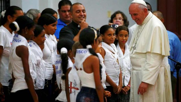 Papež František mluví s dětmi v chrámu v El Cobre na Kubě