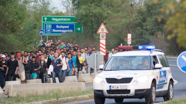 Vlna uprchlíků se za dohledu policie blíží k hraničnímu přechodu Hegyeshalom