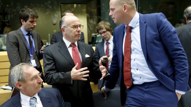 Maďarský ministr vnitra Pinter (sedícíi vlevo), jeho francouzský kolega Cazeneuve a belgický státní tajemník pro migraci Francken