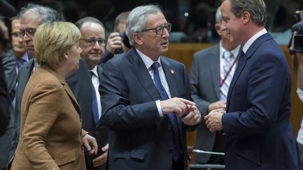 Před mimořádným summitem: německá kancléřka Angela Merkelová, předseda Evropské komise Jean-Claude Juncker a britský premiér David Cameron