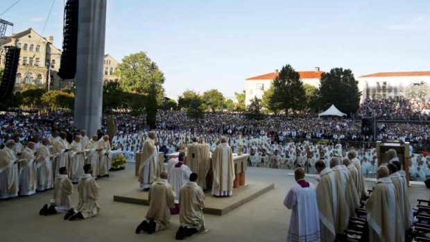 Papež promlouvá ke shromáždění před katolickou bazilikou ve Washingtonu