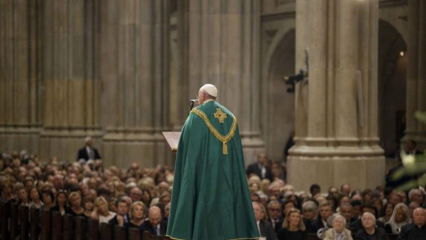 Papež František sloužil v newyorské katedrále svatého Patrika večerní mši